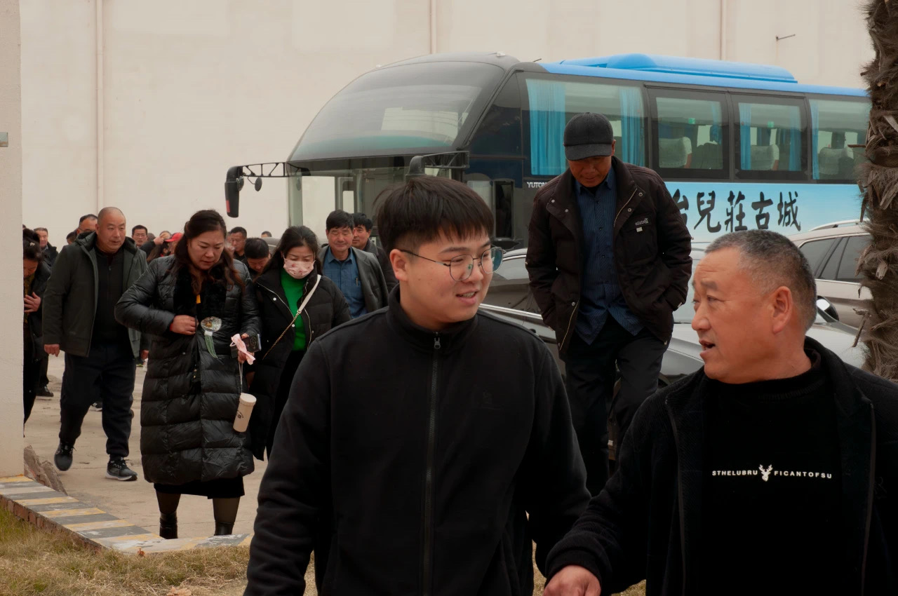 共望未來(lái)，譜合作新篇：福農(nóng)農(nóng)資團(tuán)隊(duì)蒞臨新鄉(xiāng)中電、弗思特進(jìn)行參觀考察。